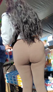 Nice booty Latina in Brown leggings