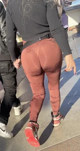Sexy BBL in brown leggings