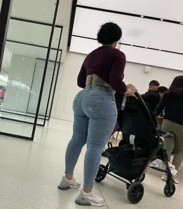 Bubble Butt Latina at Apple Store (OC)
