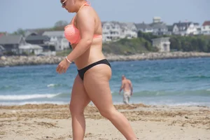 Thick and sexy bikini babe in black and peach bikini outfit