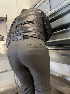 AMAZING ASS IN TIGHT DRESS PANTS🔥