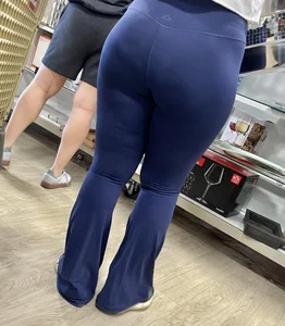 Nicely thick brunette in leggings. (OC)