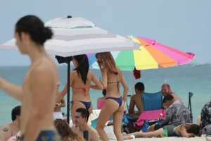 Candid Florida beach and bikini girls