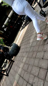 CURVED ASS WHITE PANTS MOM
