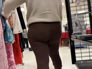 Chubby latina in brown leggings