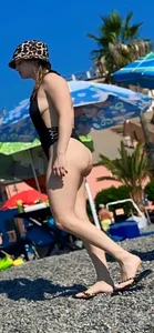 Amazing bubble ass and sideboob creepshots at the beach