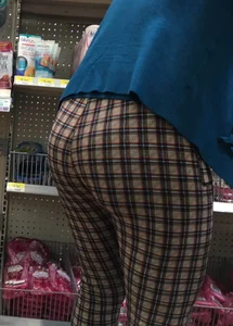Nice big round booty in tight patterned leggings