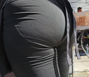 Shorty with bubble waitress in leggings outdoor. (Vpl)
