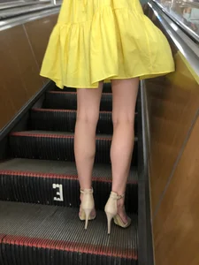 Candid girl on high heels in a yellow dress subway escalator creepshots