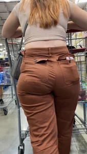 Pawg eating up them jeans