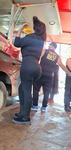 Mature MILF BBL big butt in black leggings [oc]
