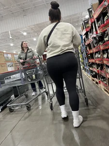 I love Costco , caught another thick ass