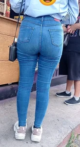 Nice booty on nerdy girl🍑