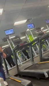 Latina with nice ass in leggings at the gym