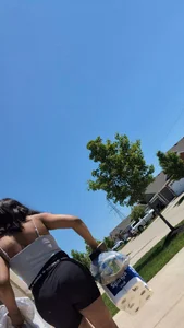 Thick ass delivery chick with vpl . She had too many bags and I needed caps