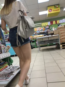 Hot Muscular Legs in Shorts Supermarket Candid Gallery