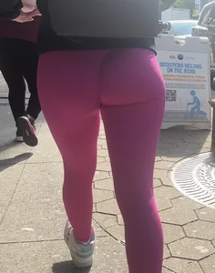 Jiggly Buttle butt in bright pink gym leggings