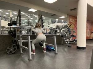 Hot gym babe in grey leggings with a nice ass doing squats
