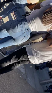 Bubble butt ebony in jean. Nice tits.