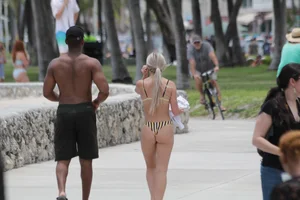 Candid Florida beach and bikini girls