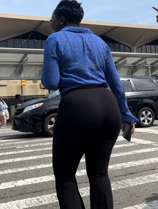 Black Queen with the YAMS in leggings at the airport ( OC , GIFs)