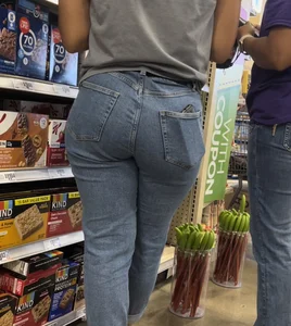 Tight Bubble Ass in Jeans Mami