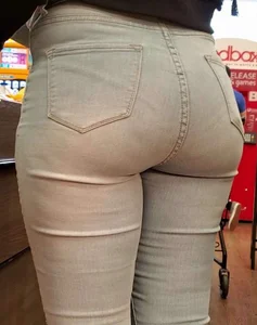 Ebony with nice ass in jeans (OC)