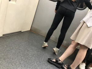 VPL subway teen wearing leggings