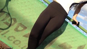 Sexy tennis babe in leggings with some slight camel toe