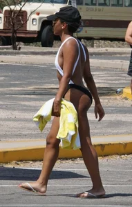 Ebony girls in bikinis