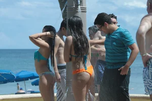 Huge collection of sexy girls out in bikinis in Florida