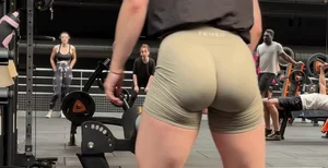 Thick ass white girl tight short at gym (Not OC)