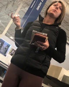 Skinny lady at Best Buy in tight leggings