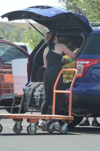 Hoe Depot girl with big booty loading her SUV in leggings with vpl
