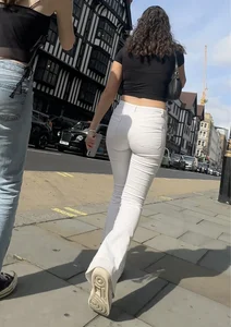 Tight round ass in white jeans shows us how it’s done
