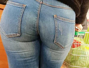Mega booty girl in jeans