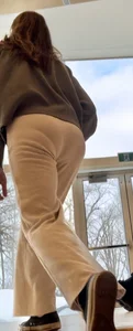 Volleyball player in sweatpants has a nice vpl