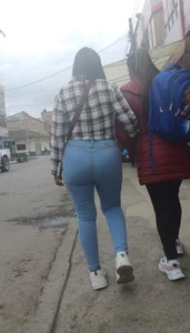 Lindo culazo en jeans ajustados