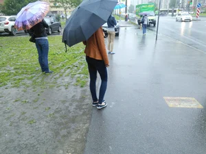 Girl in Tight Jeans Holding an Umbrella Street Candid - Hot Skinny Legs