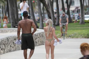 Candid Florida beach and bikini girls