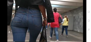 Girl in Tight Jeans on Heels with Great Ass Subway Escalator Creepshot