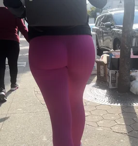 Jiggly Buttle butt in bright pink gym leggings
