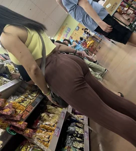 Blonde pawg in blue shorts (OC)