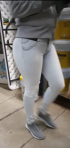 Latina booty in pocket less jeans