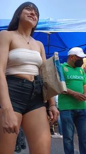 Teen resaltando sus ricos pezones con piercing