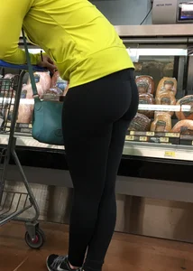 Walmart lady shopping with a nice big booty in tight black leggings