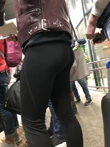Nice VPL candid ass in tight pants