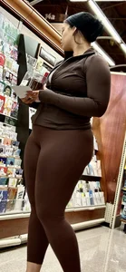 5’9 Thicc in the thighs wearing that brown so fine‼️