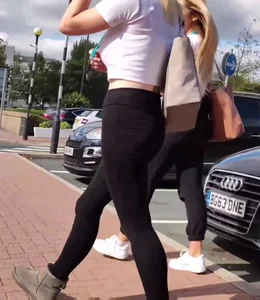 2 hot blondes