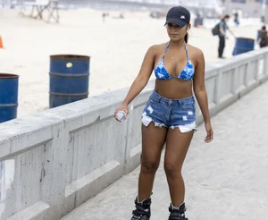 Hot candid summer girls in shorts, leggings and crop tops